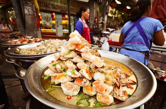 backpacker in southeast asia: street food