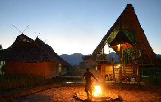 backpacker in southeast asia: bamboo bungalow