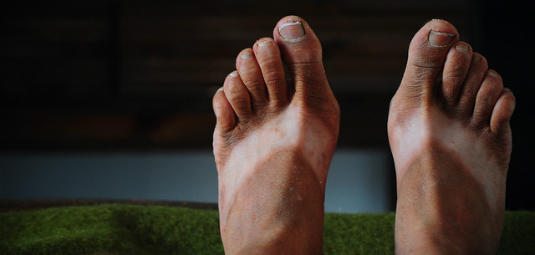 backpacker in southeast asia: signs feets