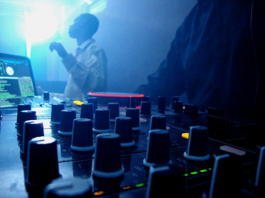BARES Y DISCOTECAS