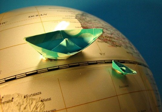 bateau en papier - hostelworld