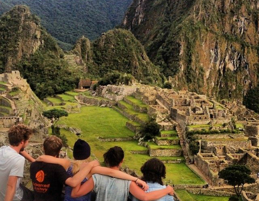 viajar com amigos Amy Baker