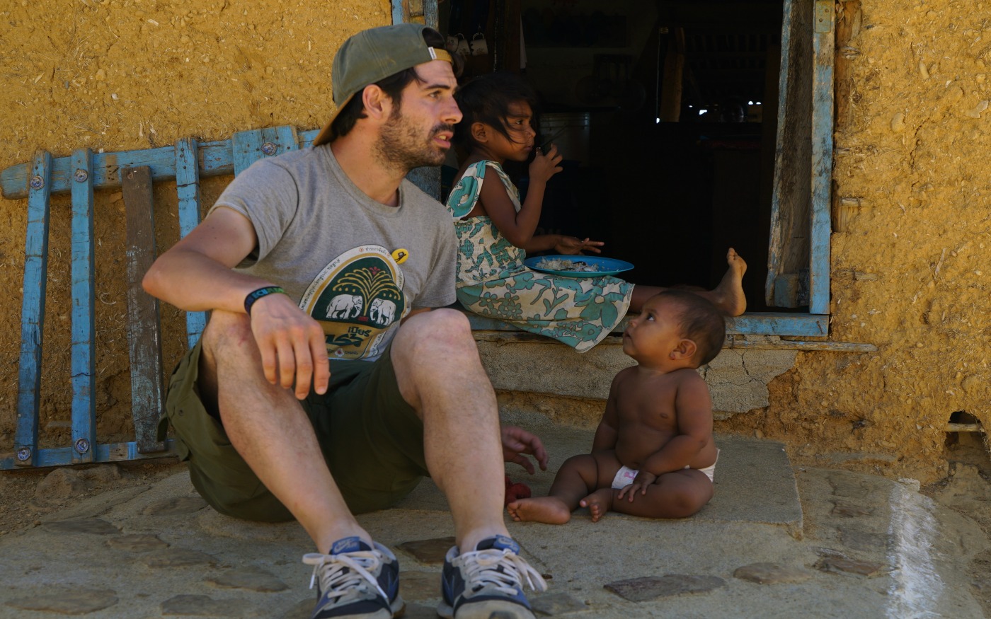 viajar a sudamérica,MochilerosTV-Colombia-Guajira-Alberto-niños-Punta-Gallinas-hostel