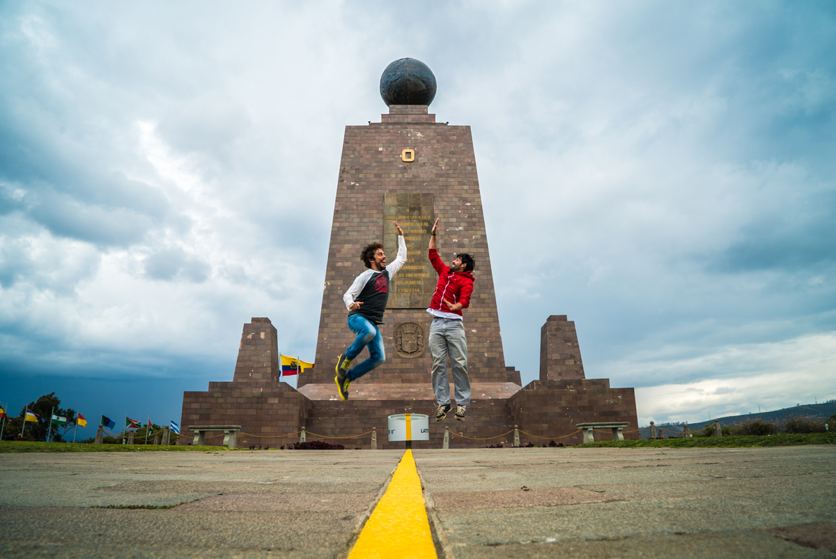 24.-Mitad-del-Mundo-Linea-Ecuador-salto-MochilerosTV