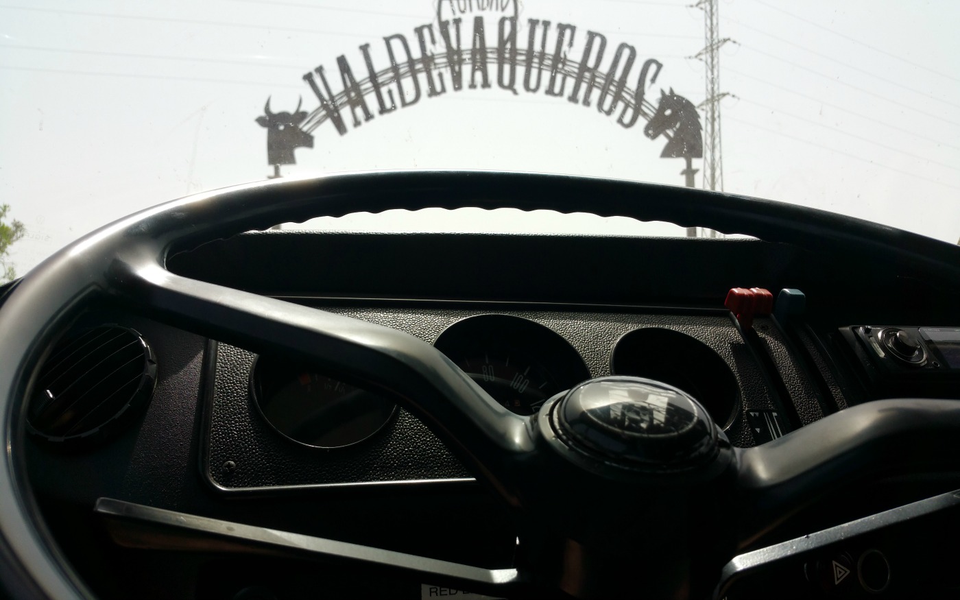 Entrada-Valdevaqueros-roadtrip-MochilerosTV