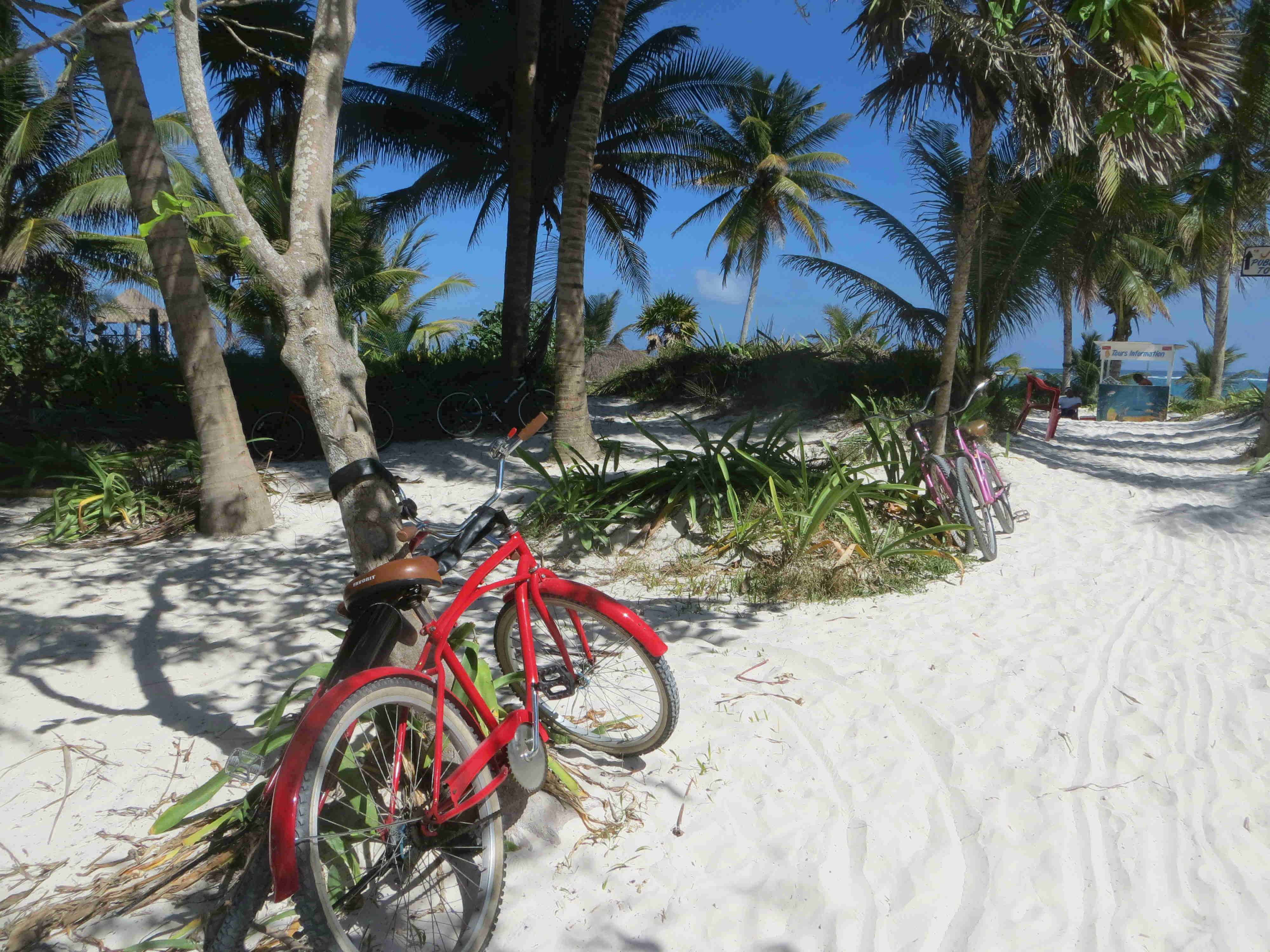 wunderschoener-strand-in-tulum-in-mexiko