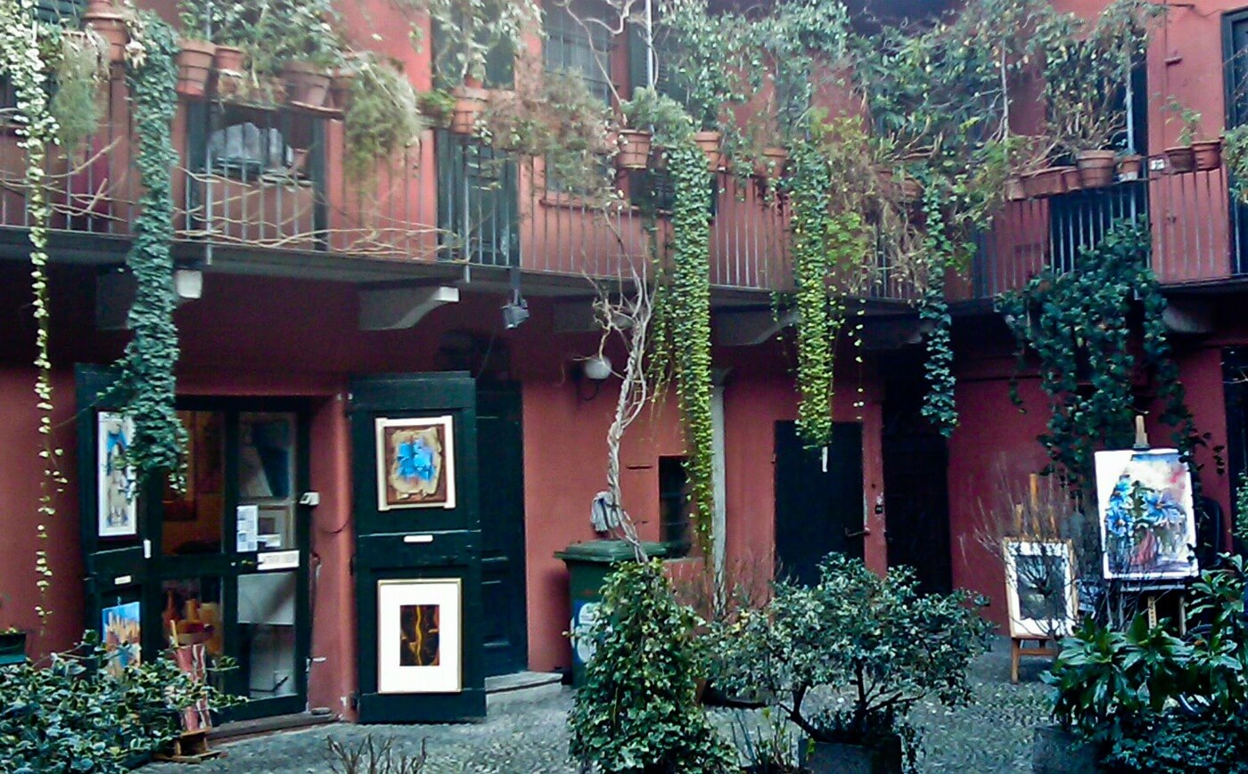 Scorcio di una casa di ringhiera ricovero ed Atelier di artisti nei pressi del vicolo dei lavandai, Naviglio Grande - Milano