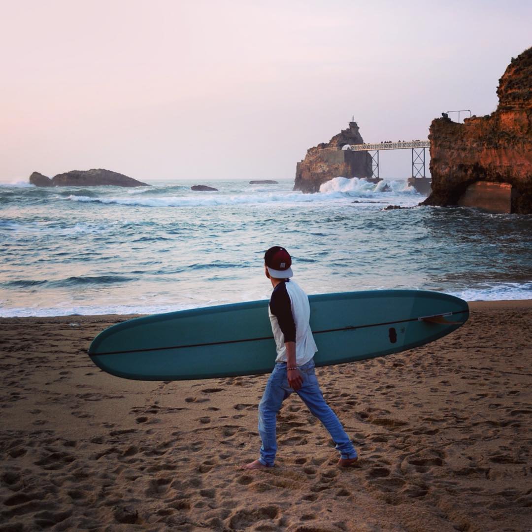 Surfer à Biarritz, joakimyogabiarritz