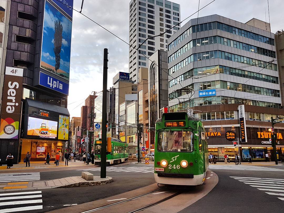 Visiter le Japon - tram dans une rue de Sapporo