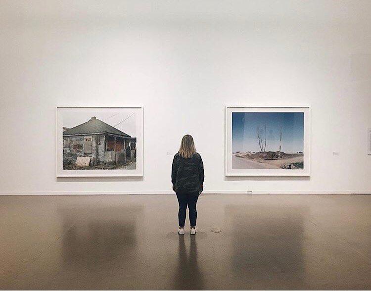 cosa fare a Vancouver - una donna in un museo