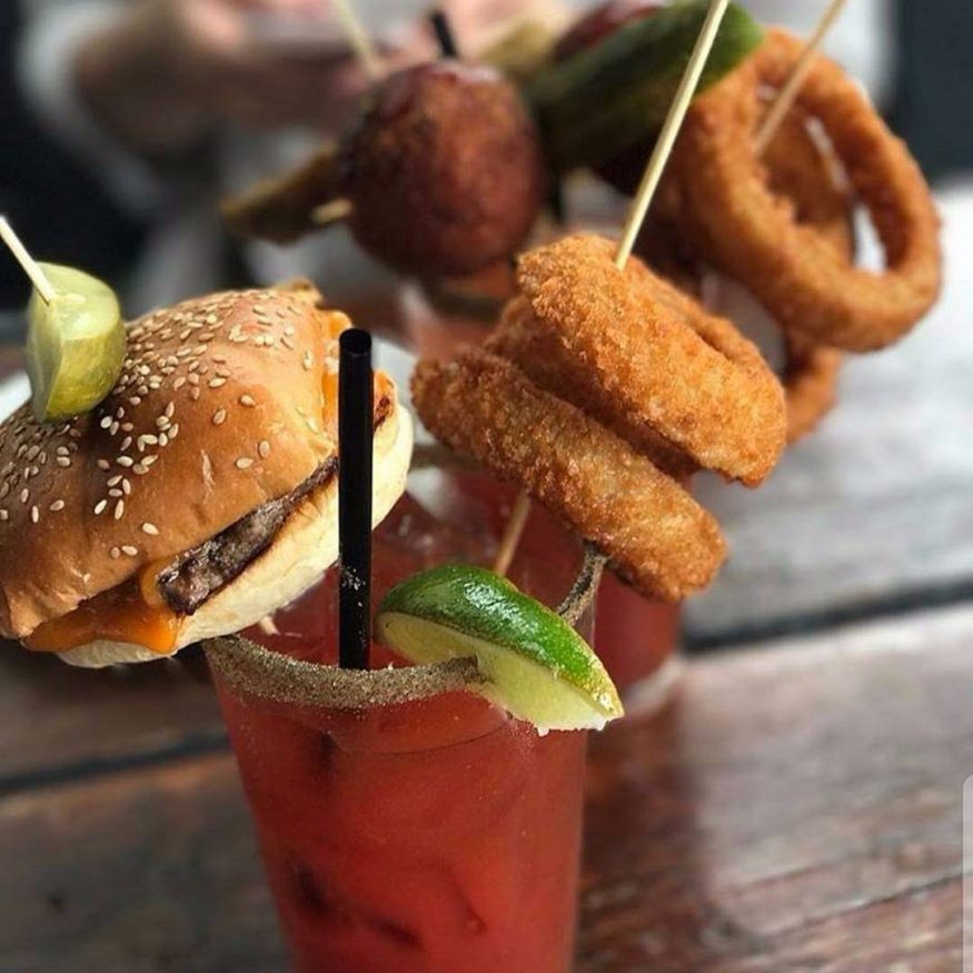 cosa fare a Vancouver - cocktail con cibo