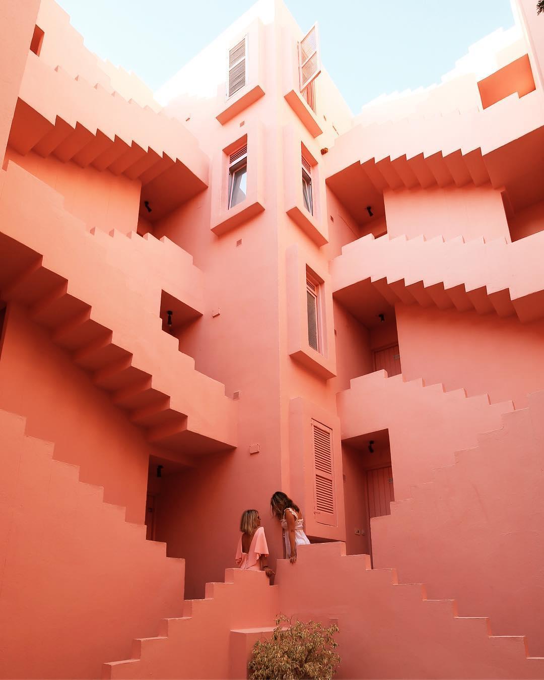 Bâtiment rose à Calpe @chu_morr