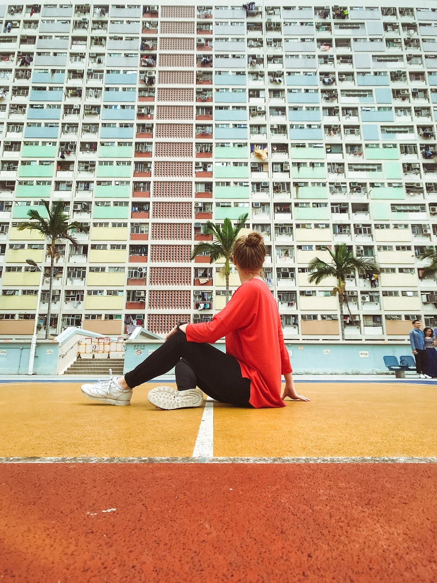 assise sur un terrain de tennis