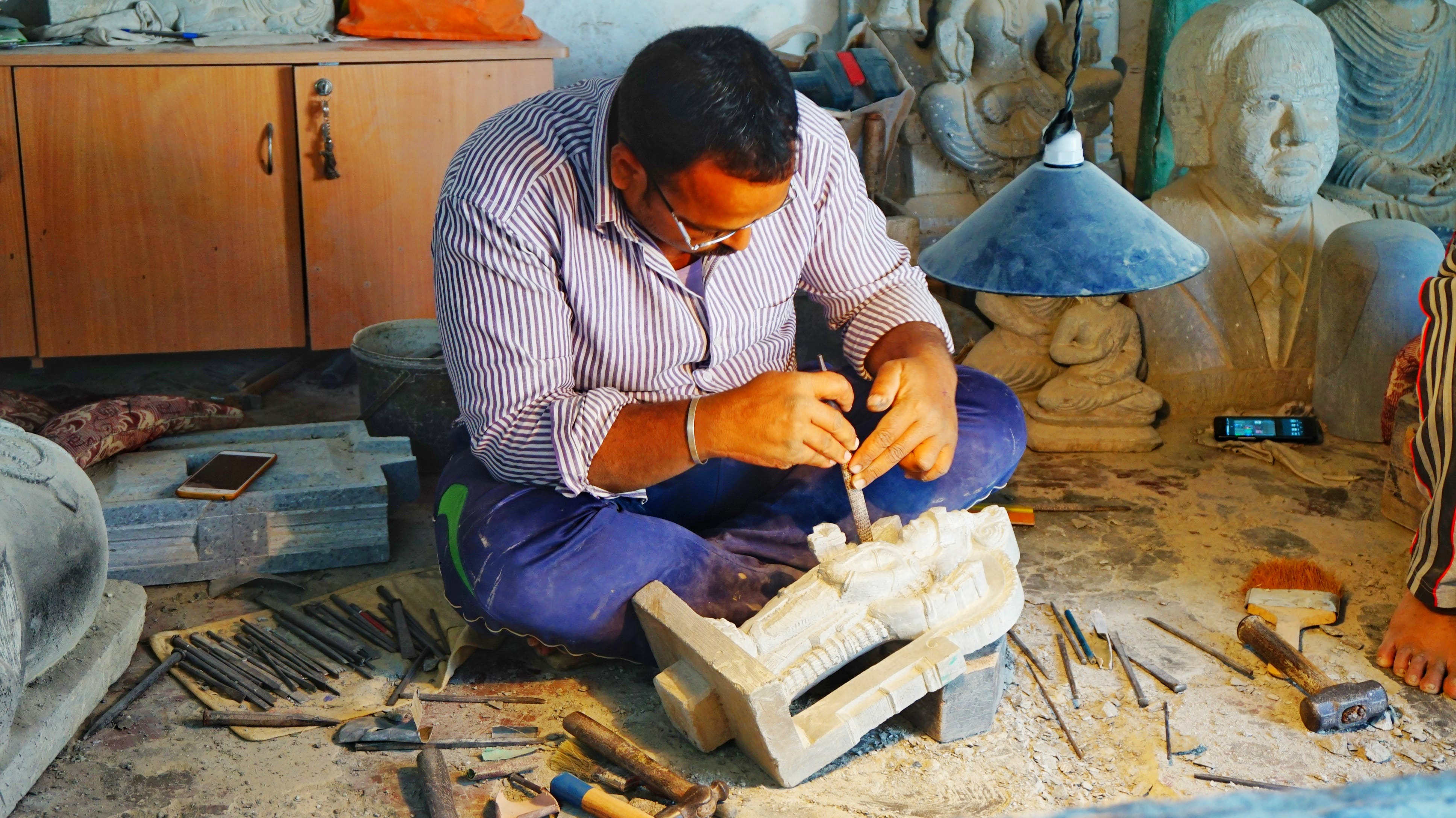shop local - man makes sculpture - Green travel tips