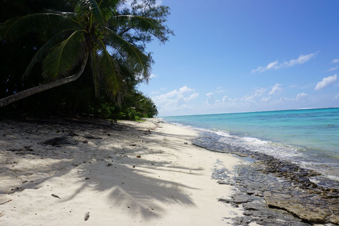 Rarotonga - White sandy beach around the island