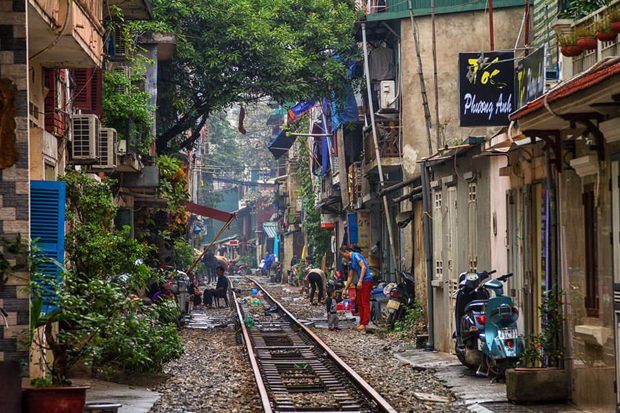 Things to do in Vietnam @thekiwicouple Hanoi Train Street