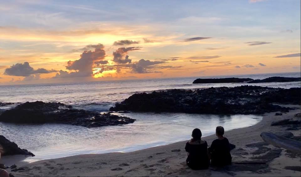 backpacking fidschi - Ein Pärchen beobachtet den Sonnenuntergang am Strand