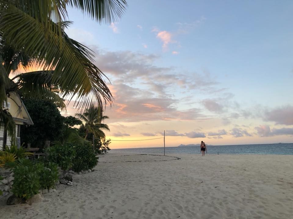 backpacking fidschi - Spaziergang am Strand