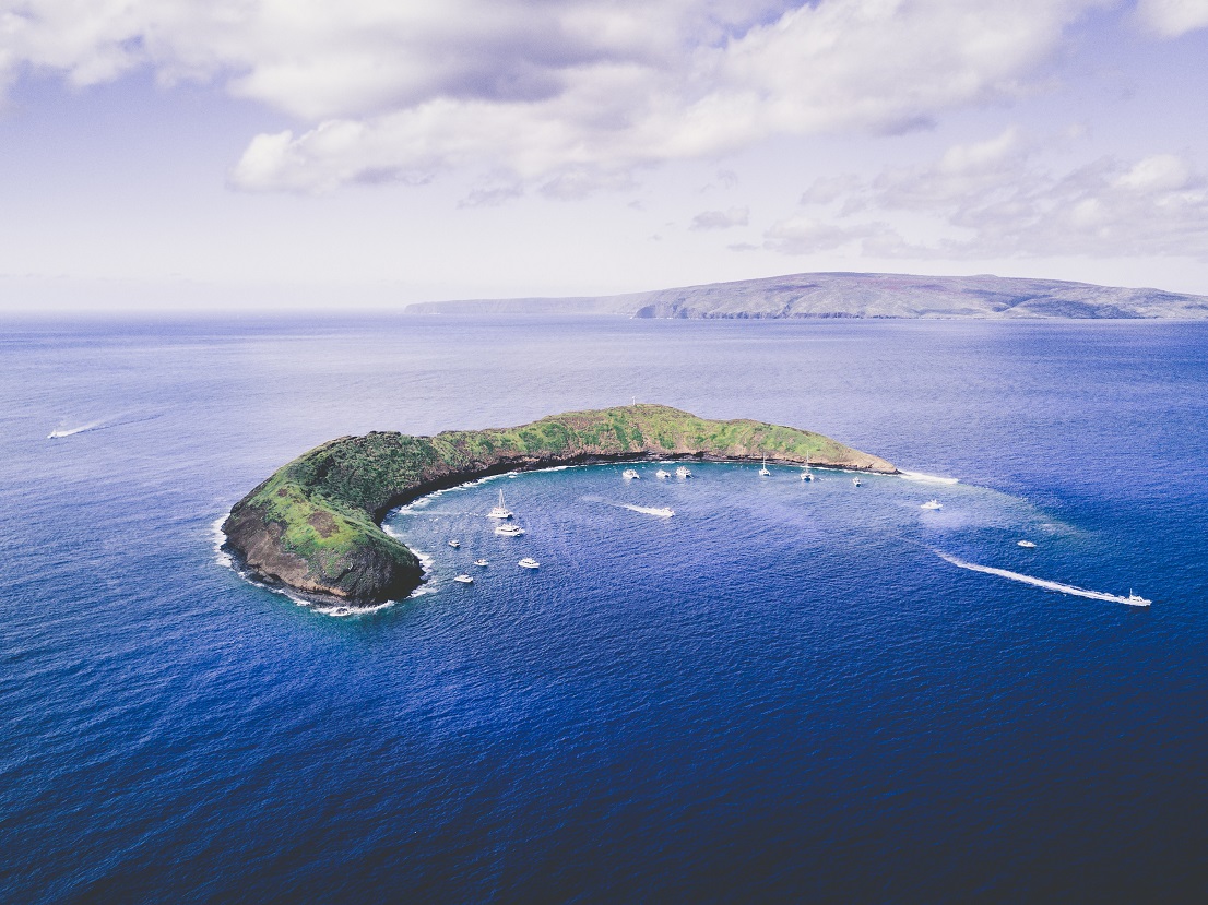 warm winter vacations usa - maui Molokini Crater