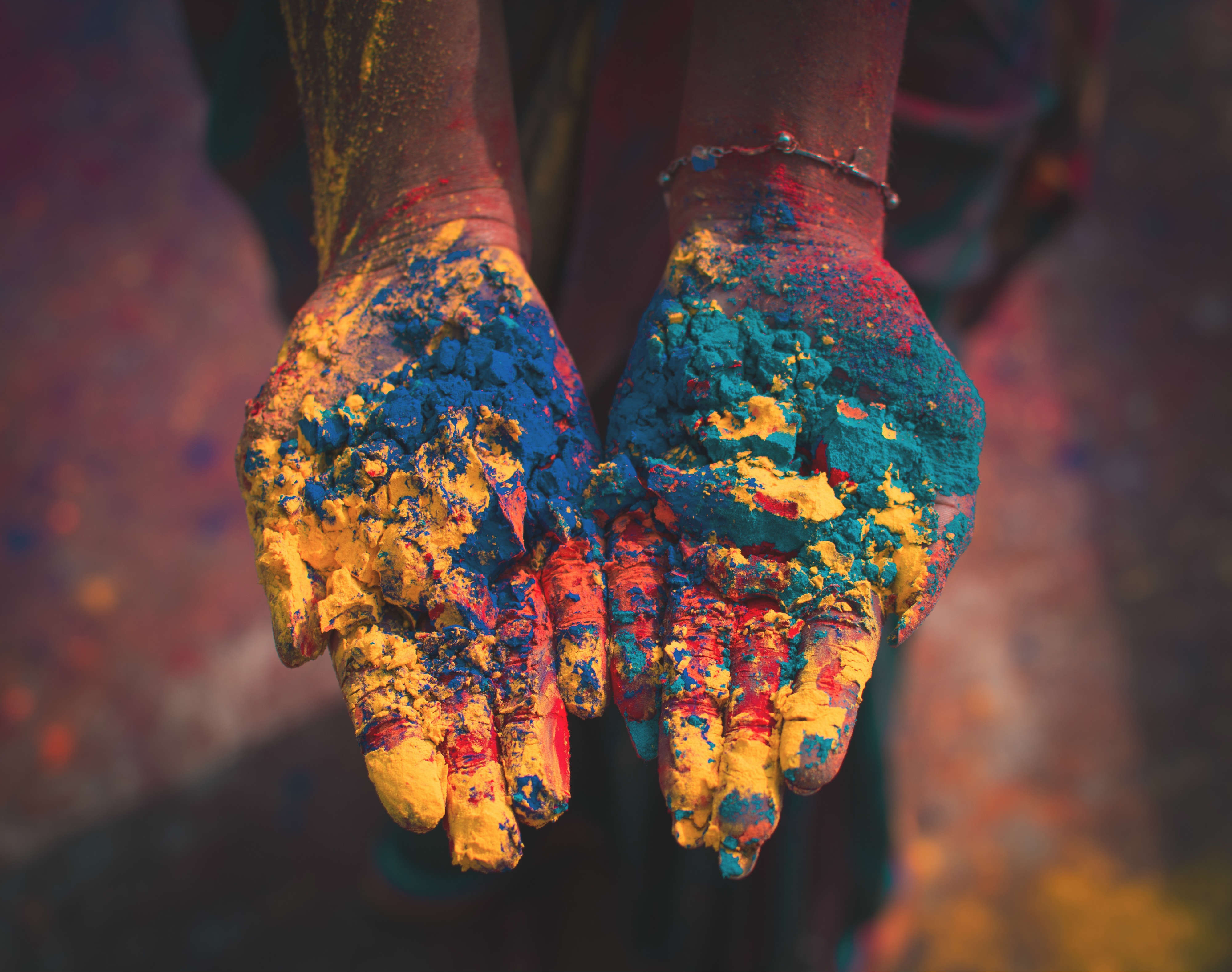 Voyage en Inde - mains colorées - Photo de Debashis Biswas via Unsplash @debashismelts