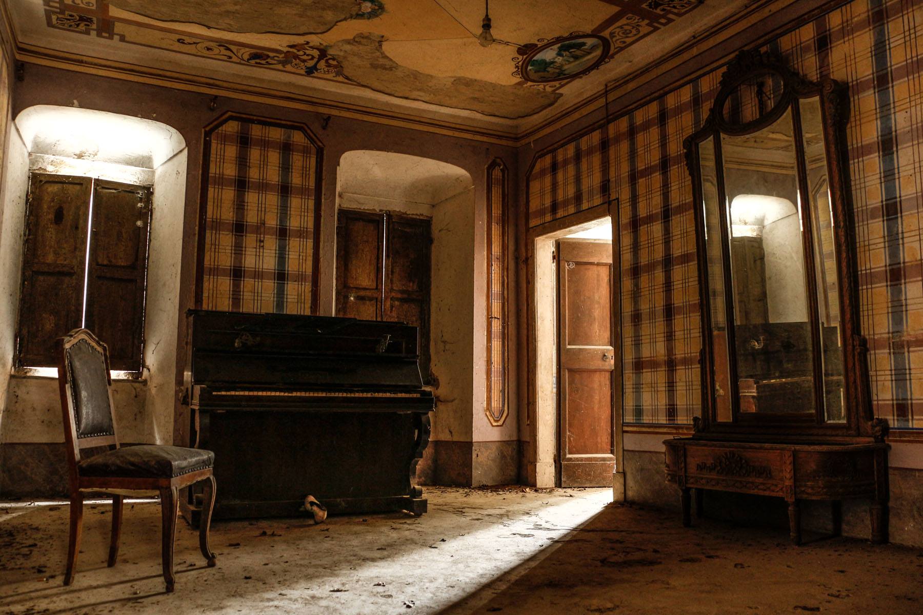 urbex - stanza vuota con un pianoforte