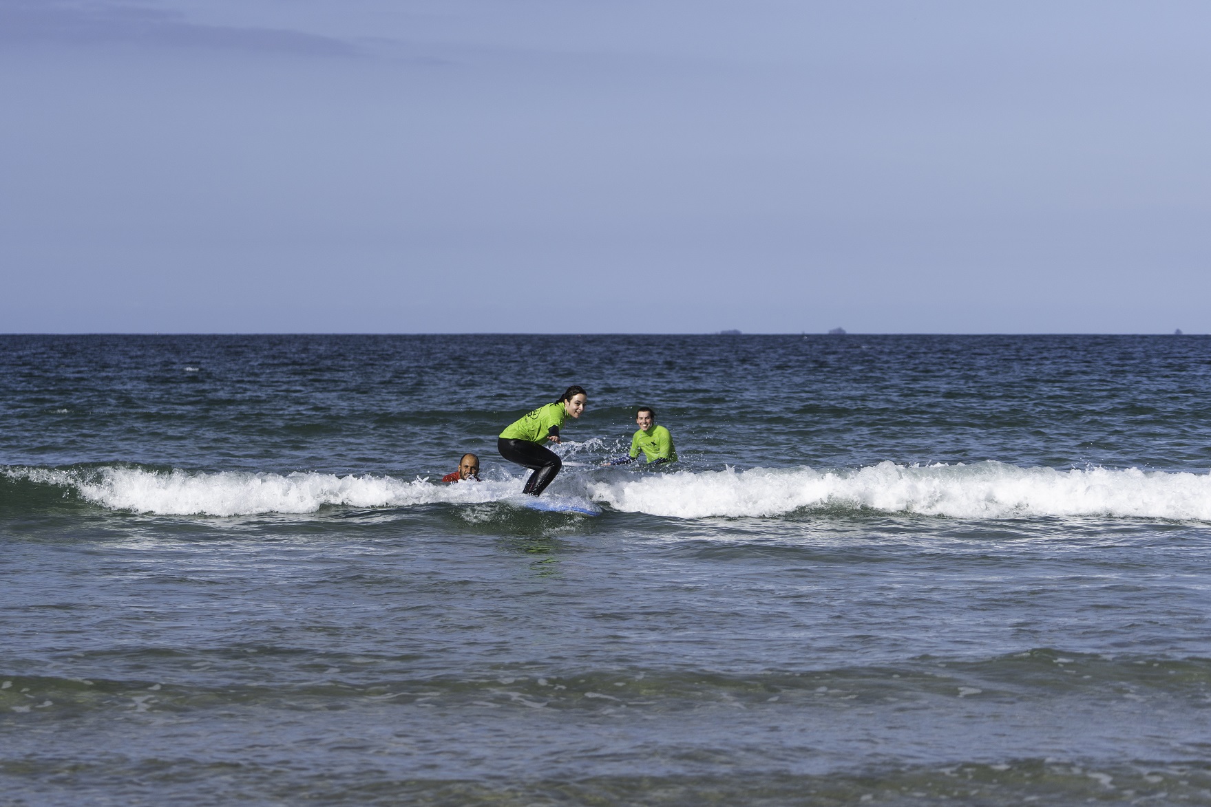 Newquay Cornovaglia surf - una surfista brava