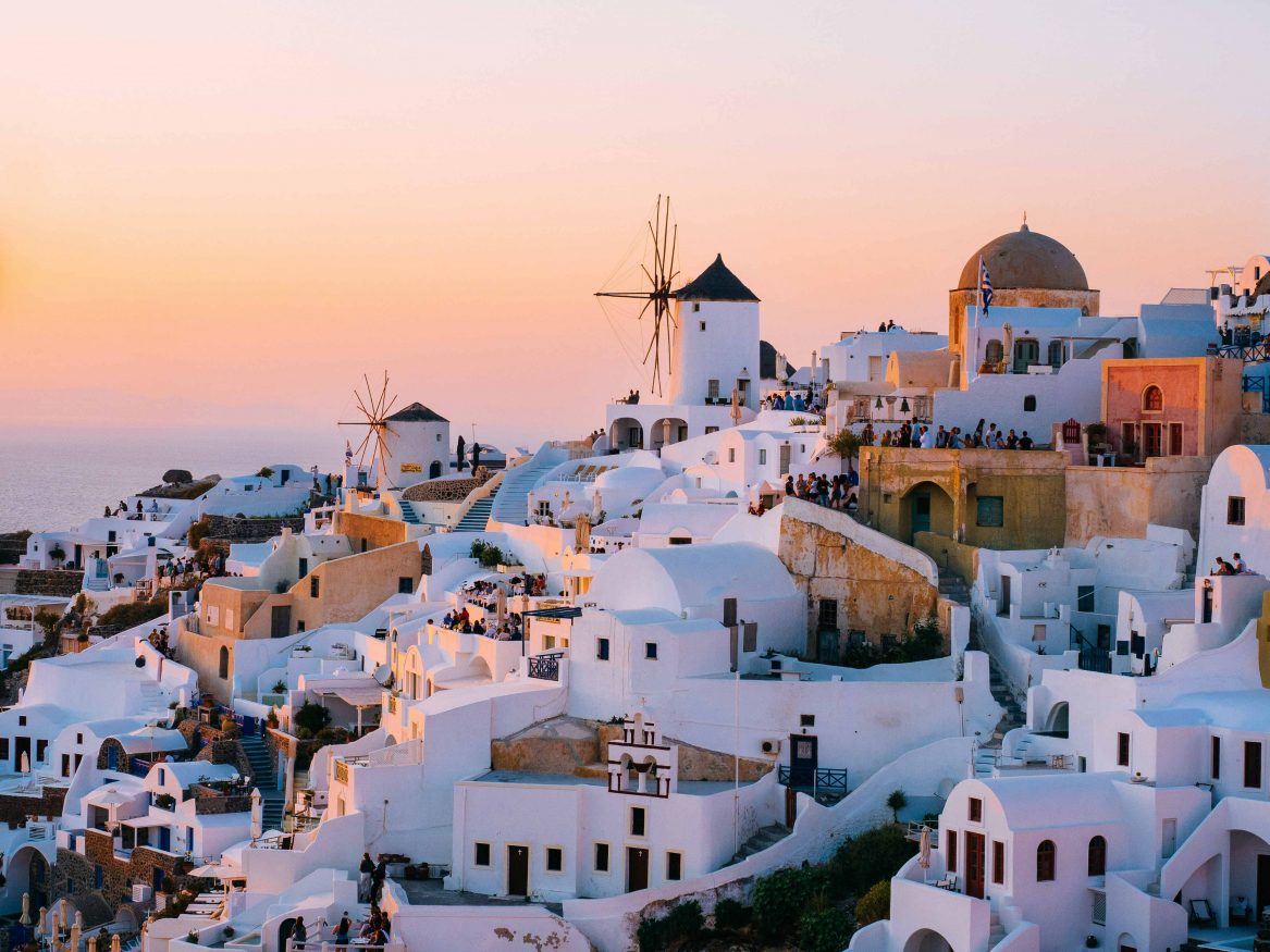 Ville romantique - Santorin, Grèce @Tom Grimbert vian Unsplash