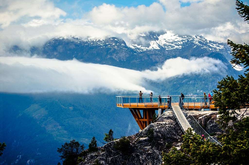 Les plus beaux treks - Summit Lodge viewing deck Canada sea to sky Gondola @totororo.roro via Flickr