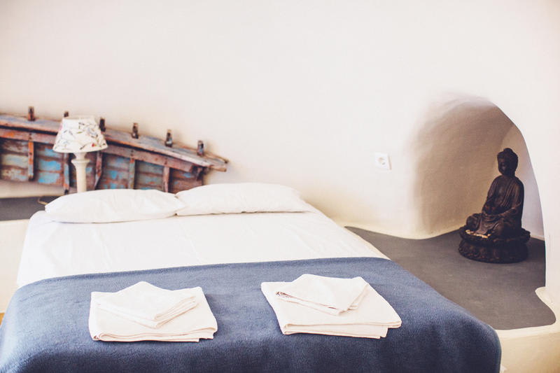 best hostels santorini - Caveland