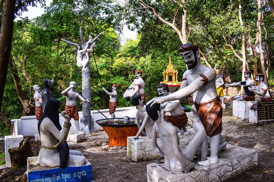 backpacking cambodia - statues