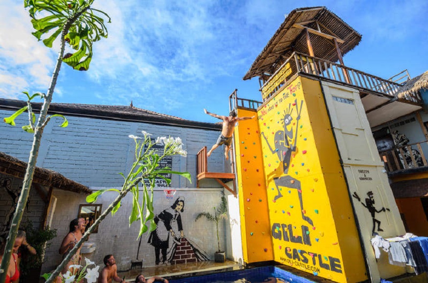 where to stay bali - best hostels Gilii islands - gili castle