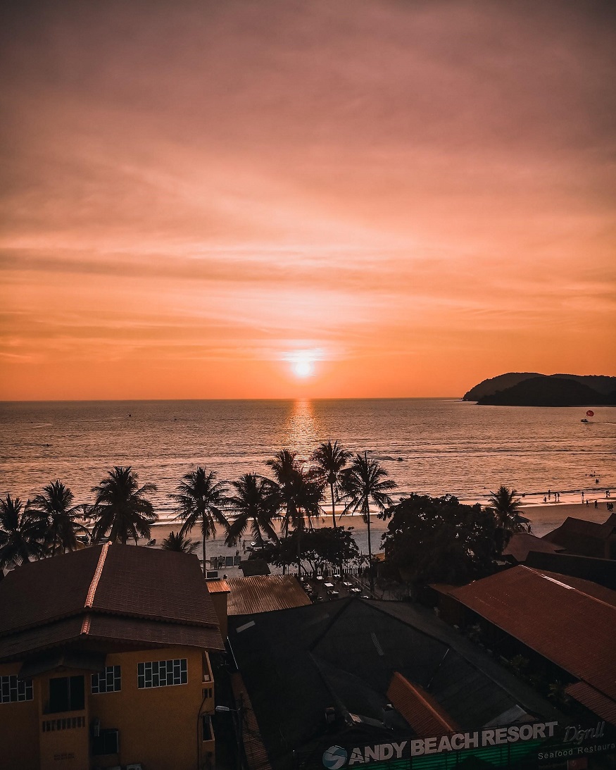 backpacking Malaysia - Langkawi - sandy beach resort - sunset