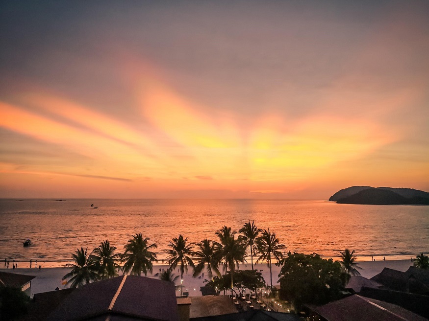 backpacking Malaysia - Malaysia Itinerary - sunset over beach