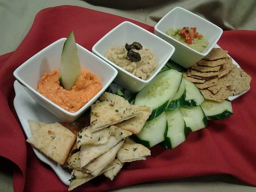 backpacking Egypt - Traditional food in Egypt - hummus - cucumber - pita