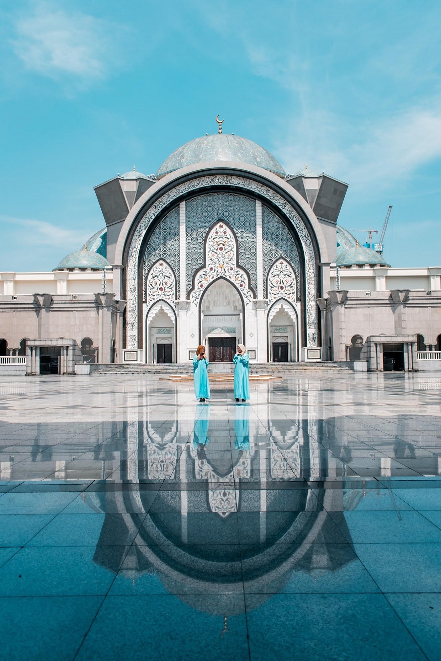 backpacking malaysia - kuala lumpur - temple by water - reflection