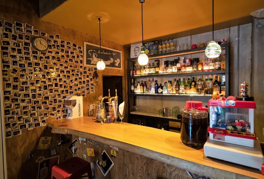 Where to stay in Tokyo - The cosy bar at Hostel Bedgasm