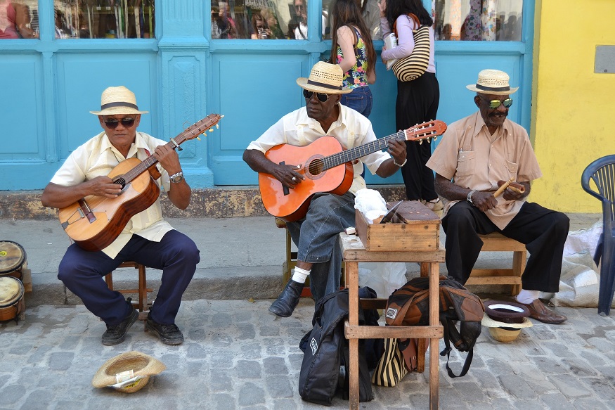 backpacking cuba - men playing guitars