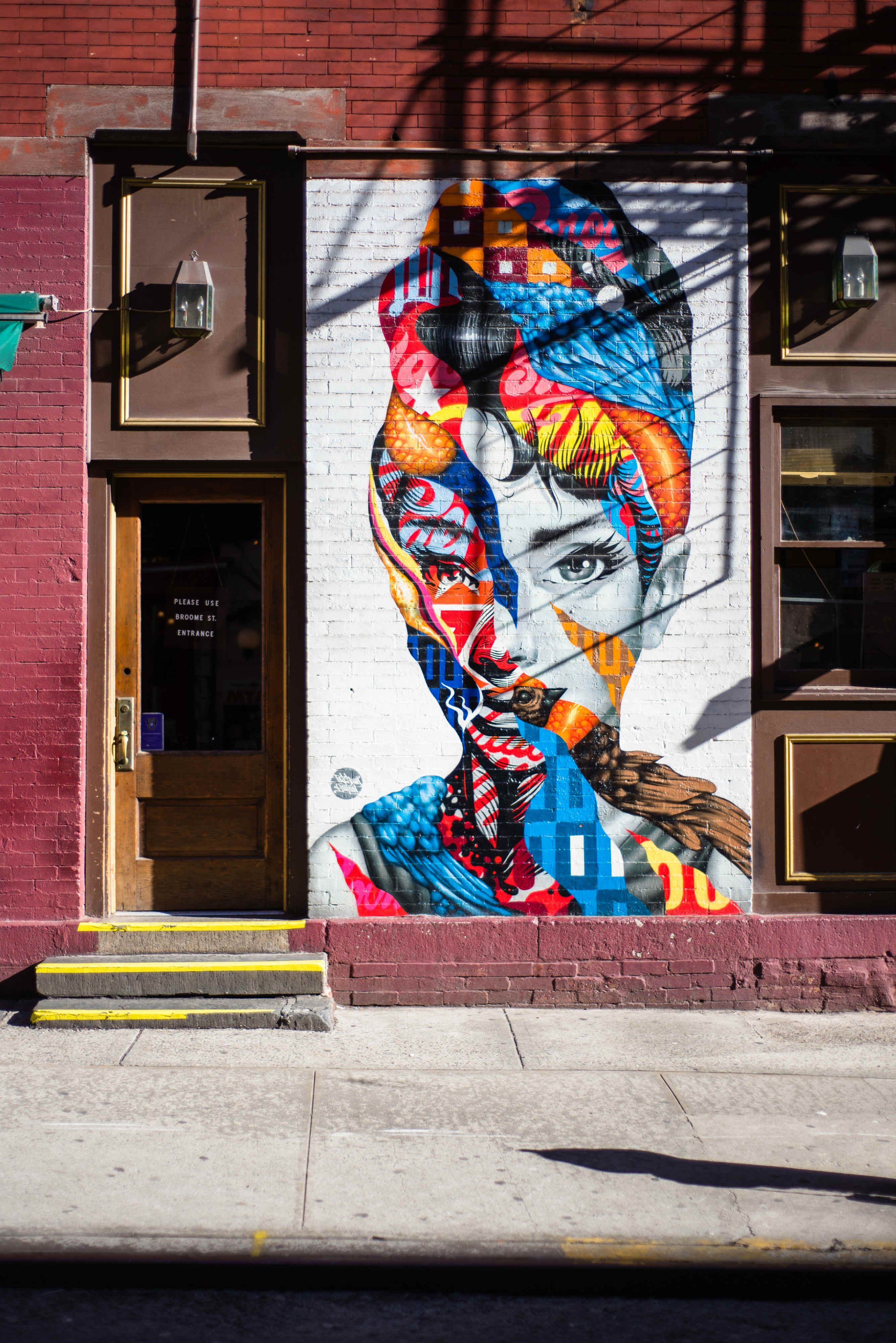 Where to stay in New York - street art Photo by Mercedes Álvarez on Unsplash New York Caffe Roma @mercedesalvarez