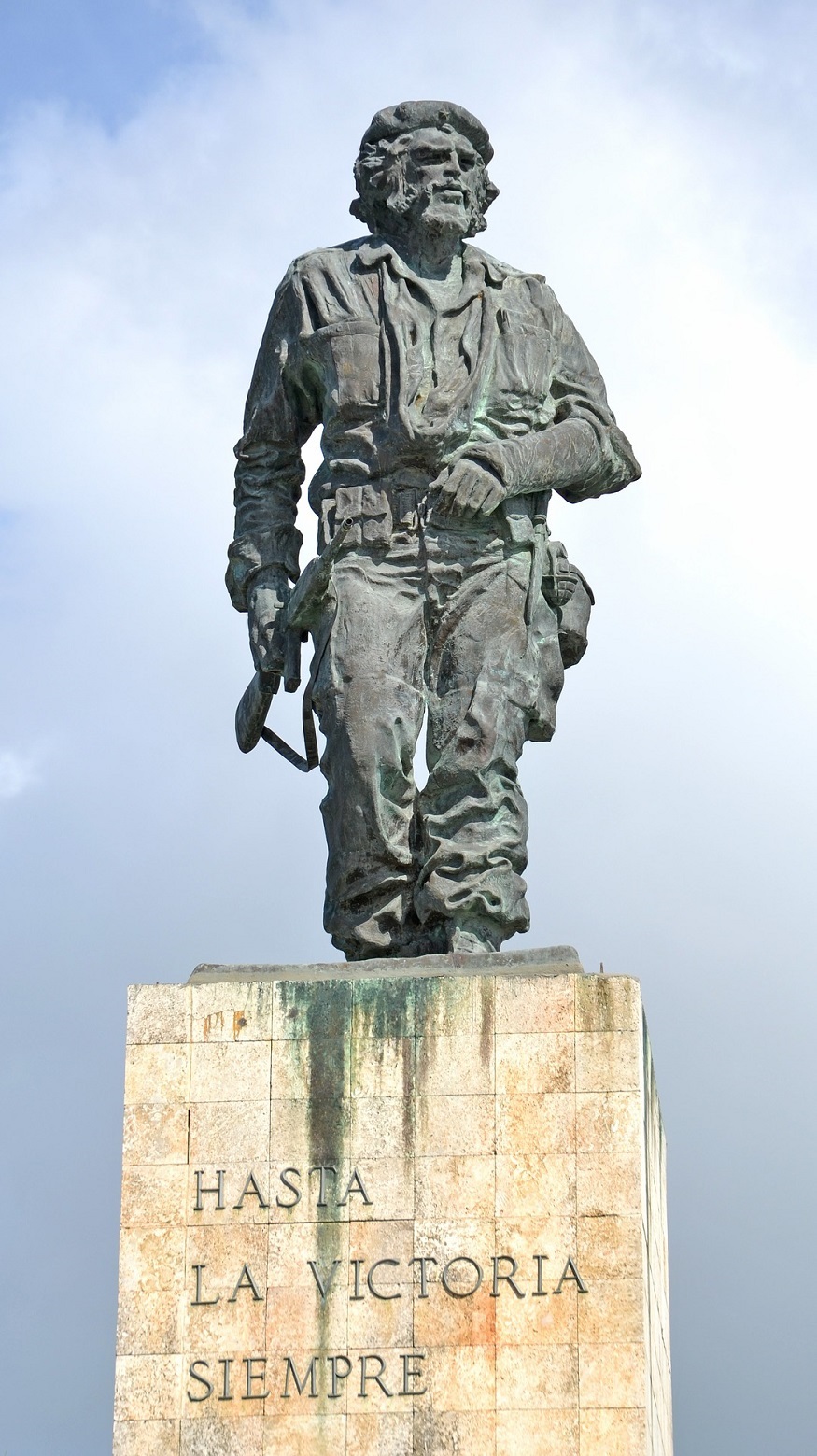 backpacking cuba - bronze statue of Che Guevara