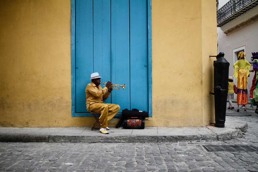 backpacking cuba - man and saxophone - blue door