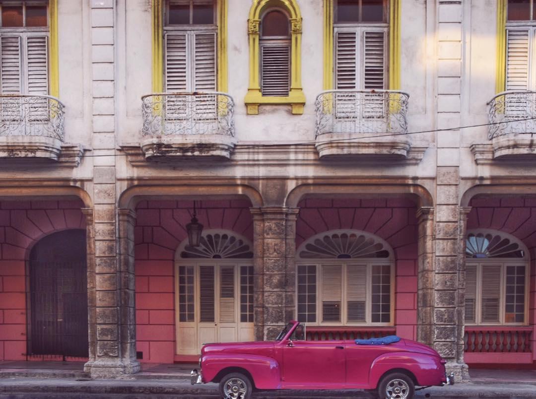 backpacking cuba - pink car outside building