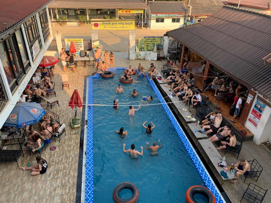 backpacking Laos - nana backpackers hostel with pool