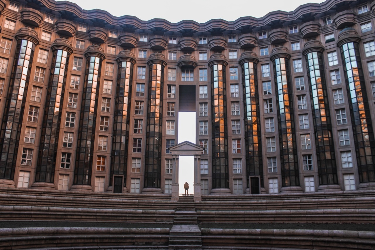 Photo by Hannah Reding on Unsplash - paris insolite, Le Palacio d’Abraxas