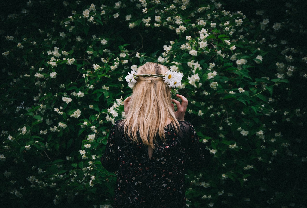 Mittsommer Schweden - Mädchen mit Blumenkranz im Haar