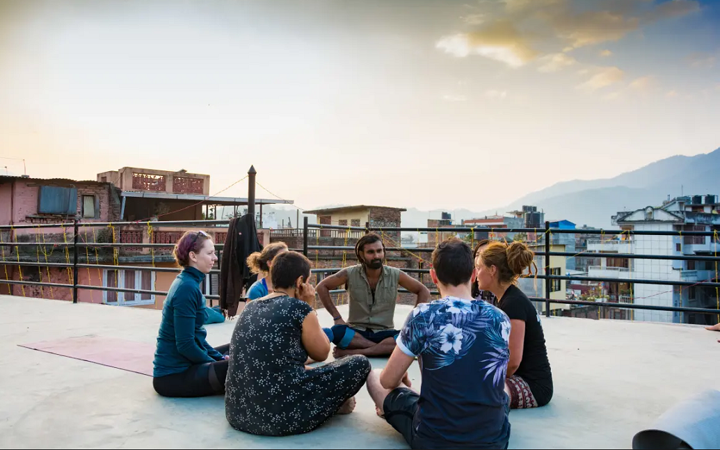 nepal trekking - Eine Gruppe von Menschen auf einer Terrasse
