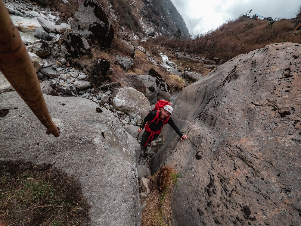 nepal trekking - ein Mann wandert in den Bergen
