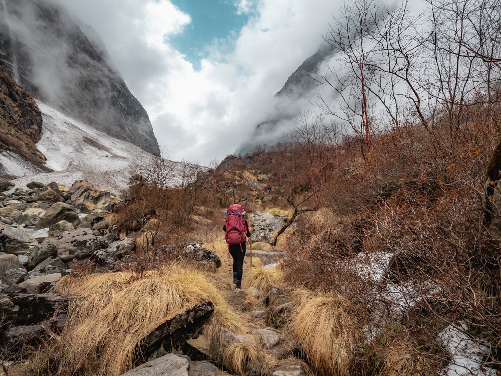 nepal trekking - Backpackerin mit Rucksack