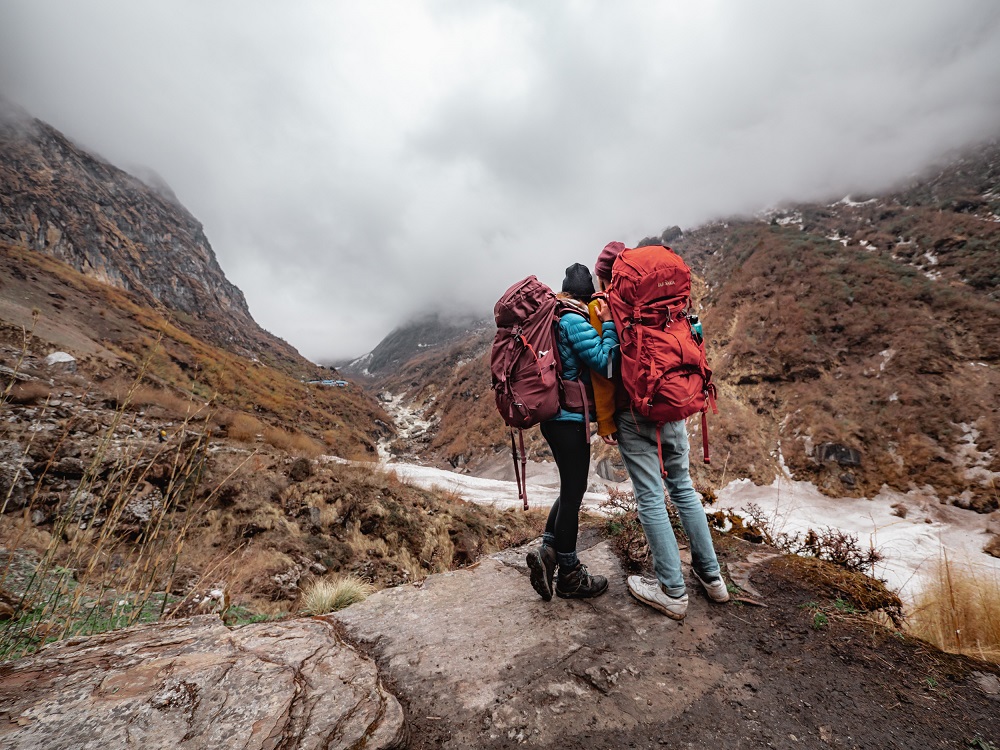nepal trekking - Backpacker Pärchen mit Rucksäcken
