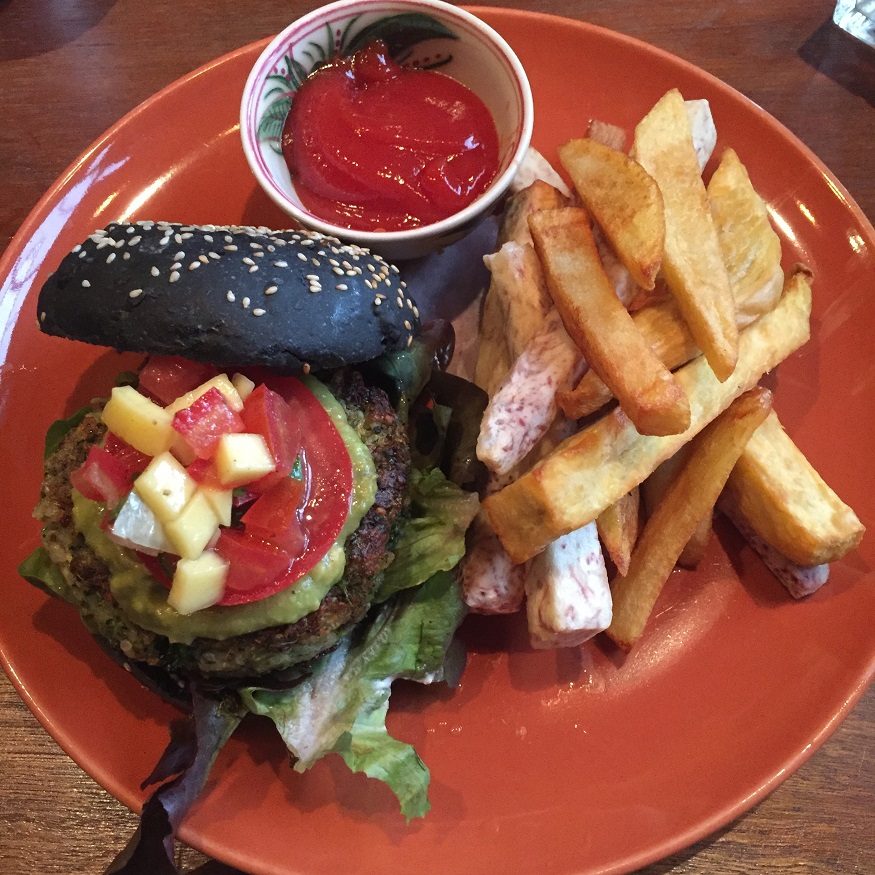 where to stay in Bagnkok - places to eat - chips and burger