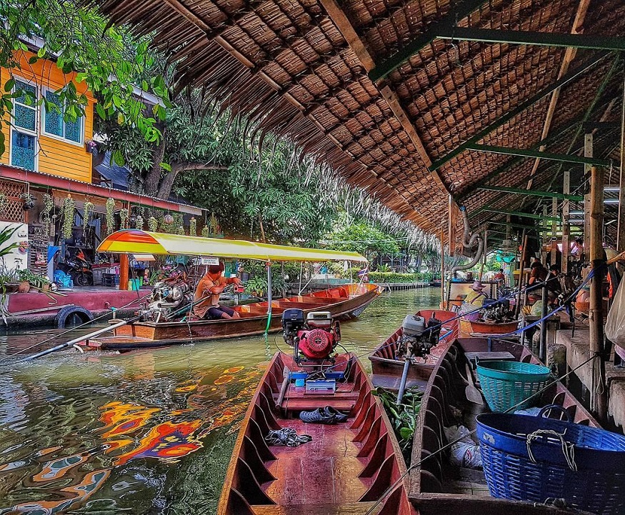 where to stay in Bangkok - long tail boats